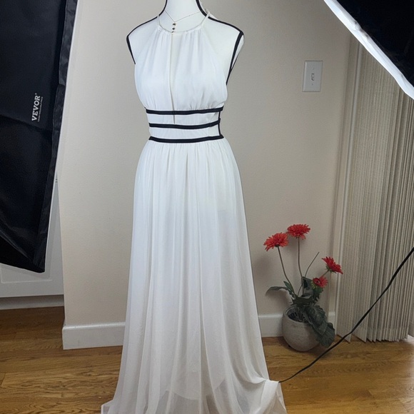 Sundress Express White Maxi Dress with Black Accents - Picture 5 of 10